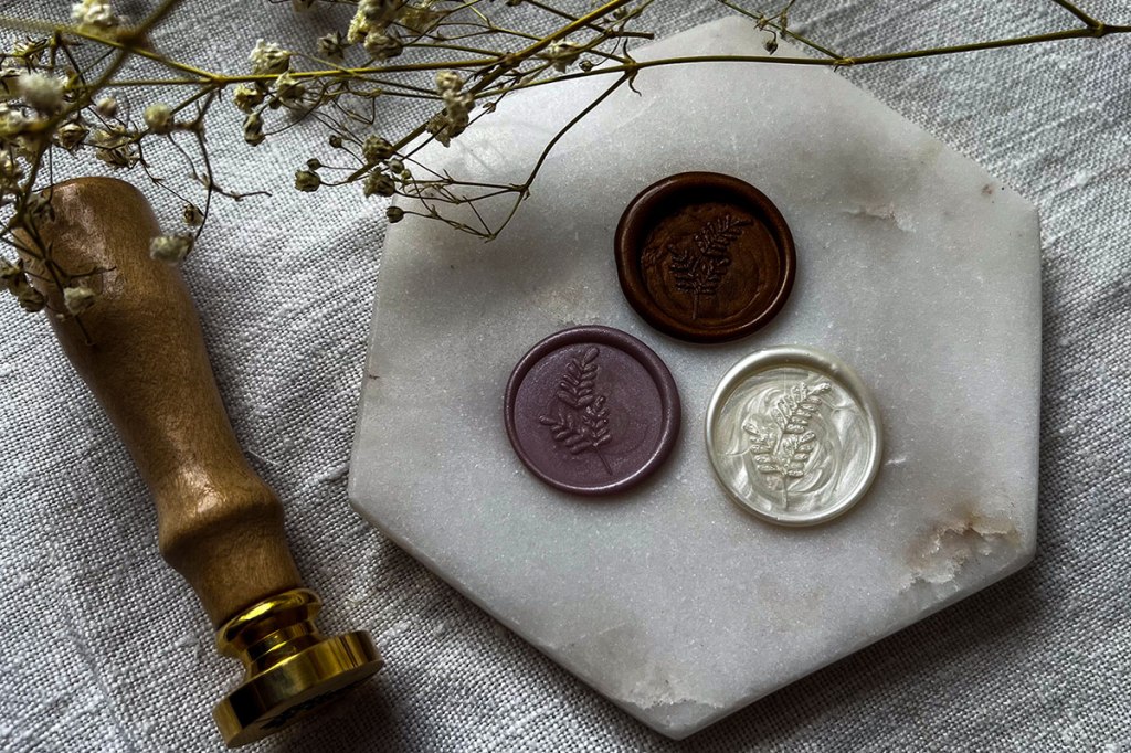 Laki woskowe w 3 dostępnych kolorach: różowym, białym i brązowym.