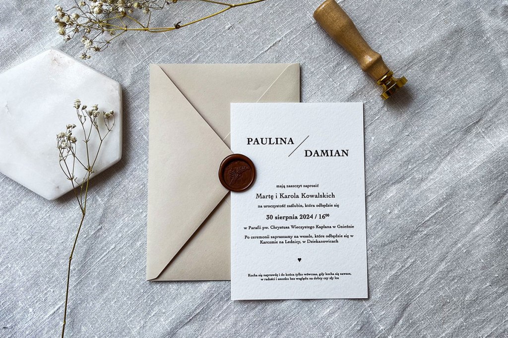 Minimalistyczne zaproszenie ślubne z beżową kopertą i minimalistycznym nagłówkiem