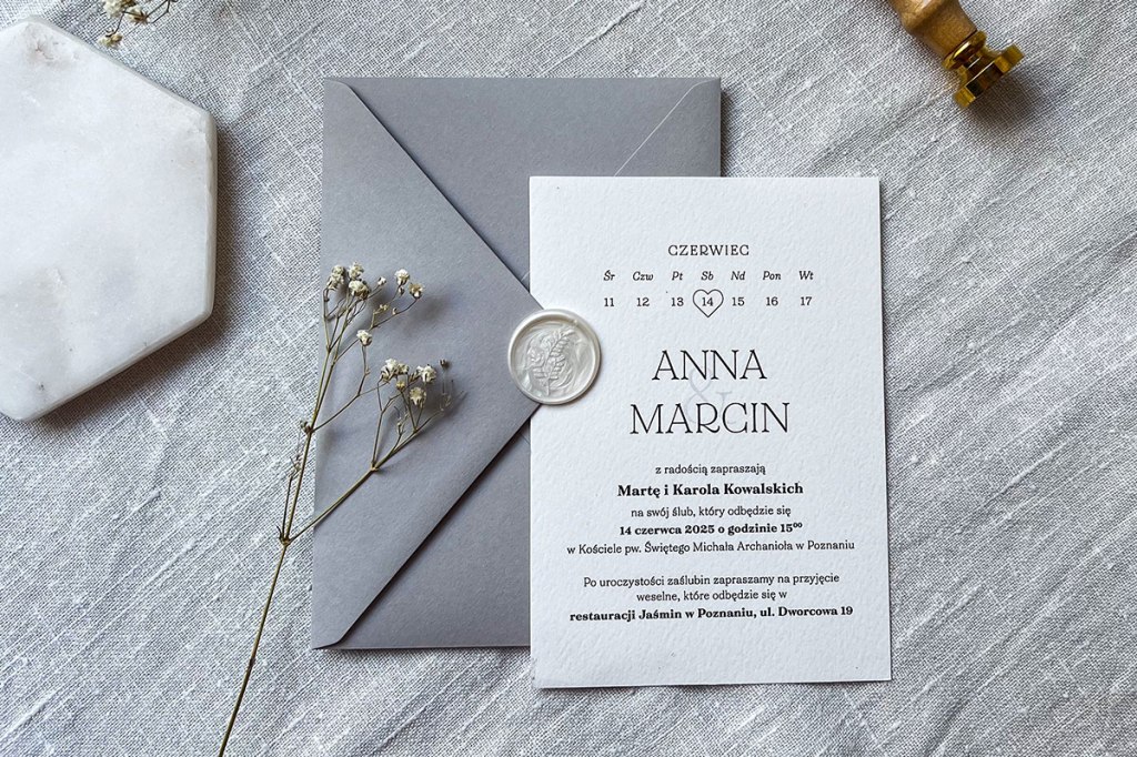 Personalizowane zaproszenie ślubne z kalendarzem w szarej kopercie